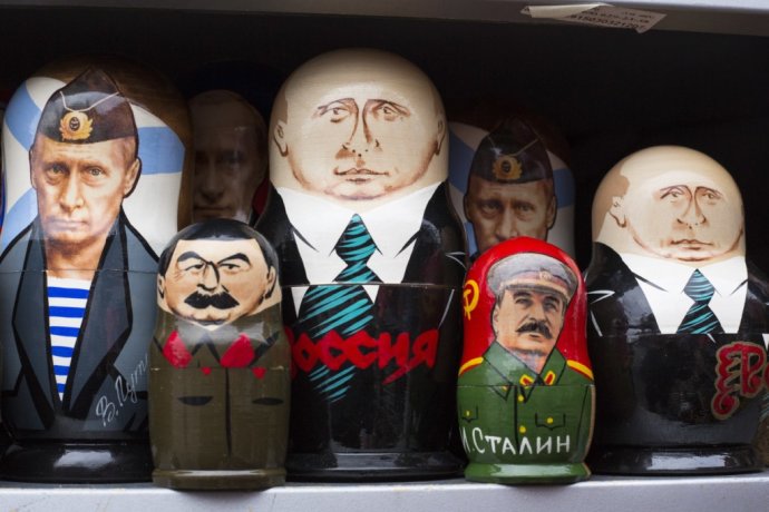 Ruské matriošky s podobizňami najdlhšie vládnucich lídrov. Foto - TASR/AP