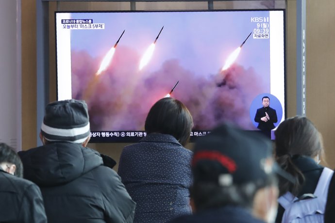 Ľudia sledujú štart severokórejských rakiet. Režim aj ich vývoj platí z peňazí ukradnutých svojimi hekermi. Foto - TASR/AP