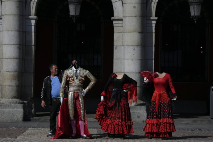 Kostýmy na flamenco a pre toreádora v centre Madridu. Foto - TASR/AP