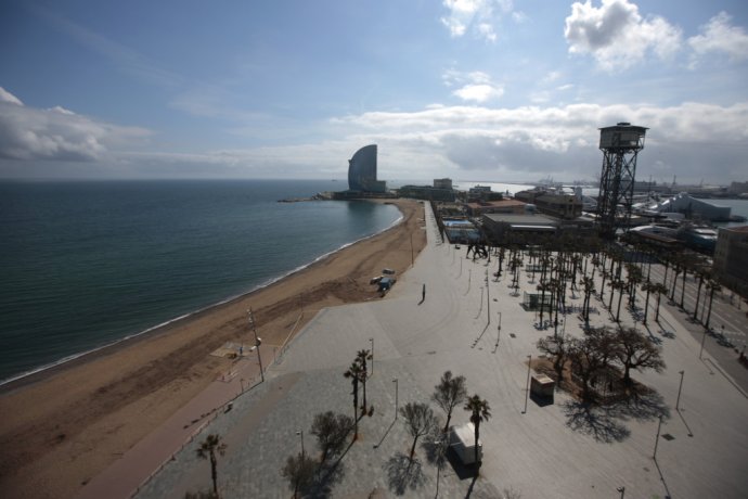 Prázdna pláž v Barcelone. Foto - TASR/AP