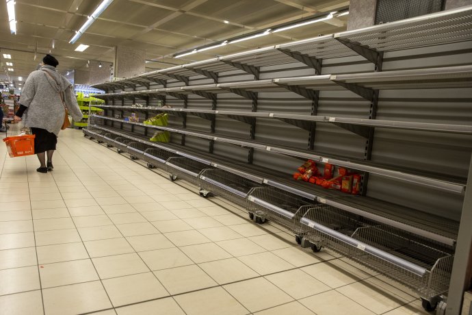 Prázdny regál vo švajčiarskom obchode. Foto - TASR/AP