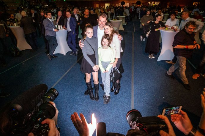 Marek Kaňka stojí uprostred pri stole naľavo, pri ktorom stojí trojica mužov. Foto N - Tomáš Benedikovič