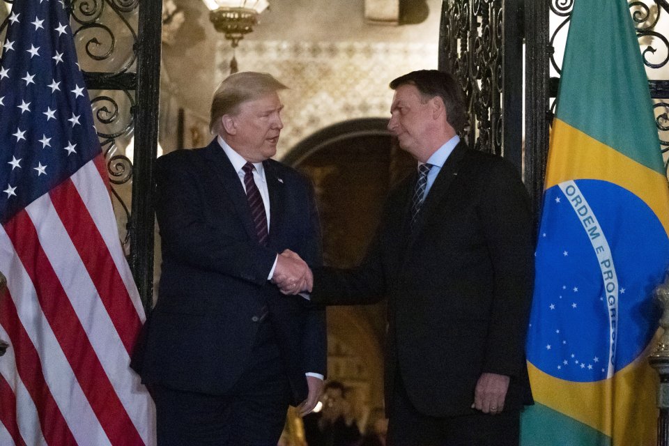 Trump a Bolsonaro si na stretnutí podali ruky. Foto - TASR/AP