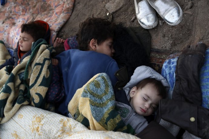 Deti migrantov spia vedľa rieky v Turecku blízko hraníc s Gréckom. Foto - TASR/AP