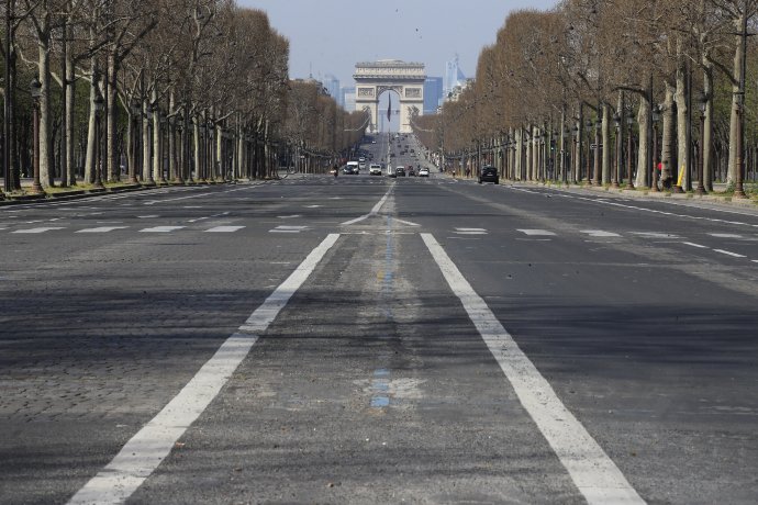 Prázdny parížsky bulvár Champs-Élysées. Foto - tasr/ap
