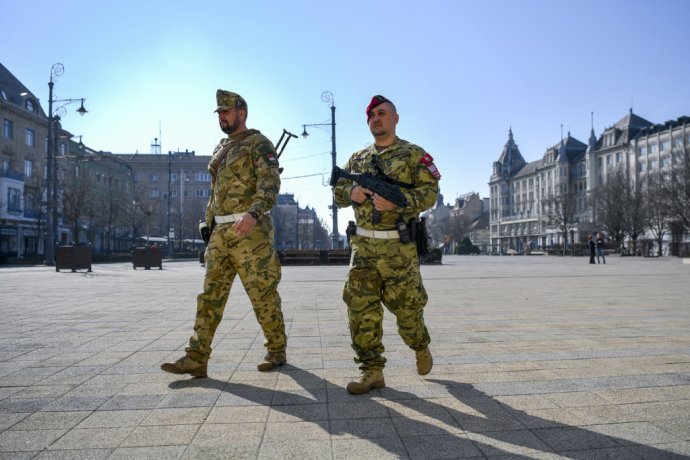 Vojaci kontrolujú námestie v Debrecíne. Foto - TASR/AP