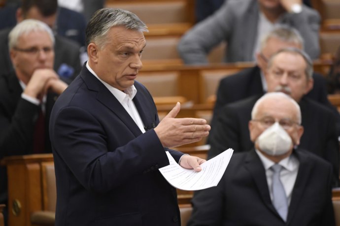 Kto nejde s nami, ide proti dobru národa, znelo nedávno v maďarskom parlamente. Viktor Orbán si nechal schváliť neobmedzený výnimočný stav. Foto - TASR/AP
