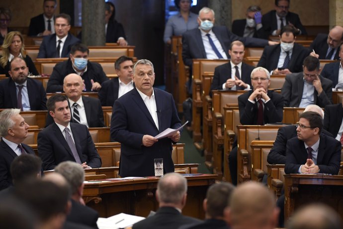Viktor Orbán počas prejavu pred maďarským parlamentom o koronavírusovej kríze. Foto - TASR/AP