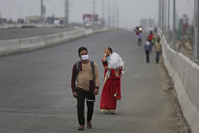 V Indii v priebehu niekoľkých hodín zrušili aj hromadnú dopravu, mnoho ľudí, ktorí ostali uväznení vo veľkých mestách, preto musí dlhú cestu domov absolvovať peši. Foto - TASR/AP