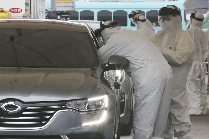 Aj takto sa v Južnej Kórei dá otestovať, či nemáte nový koronavírus. Bez toho, aby ste vyšli z auta. Foto - TASR/AP