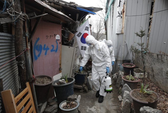Dezinfekcia oblasti v Soule. Foto - TASR/AP