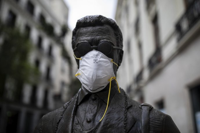 Maska na soche v Madride. Foto - TASR/AP