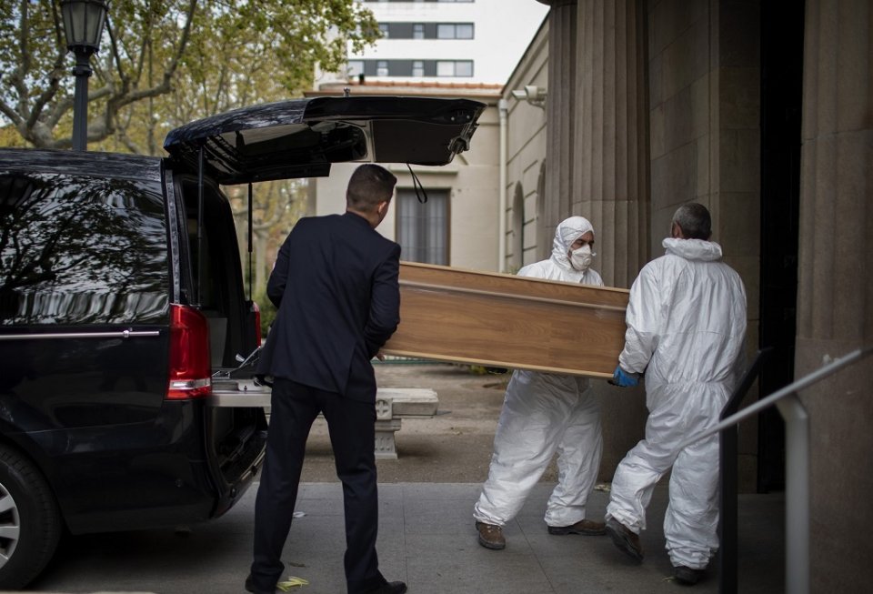 Pohrebná služba odváža obeť koronavírusu na cintorín v Barcelone. Ilustračné foto - TASR/AP