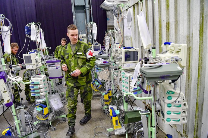Švédski vojaci pripravujú provizórnu nemocnicu v štokholmskom kongresovom centre pre prípad, že sa zvýši počet chorých. Foto - TASR/AP