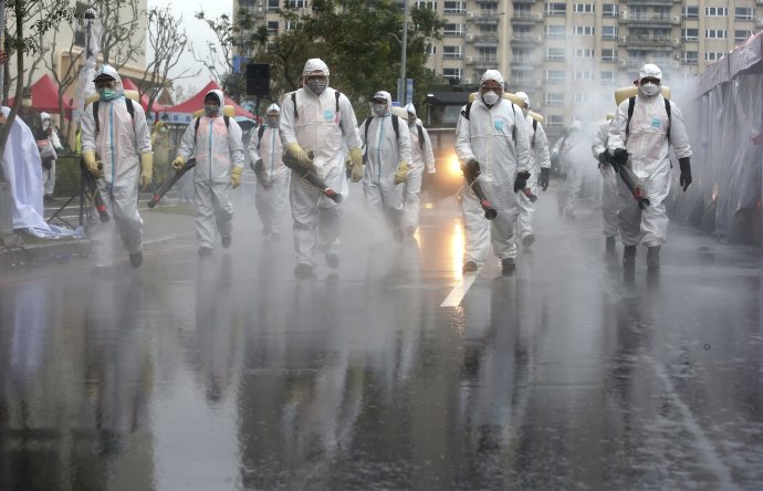 Taiwanskí vojaci dezinfikujú ulicu. Foto - AP