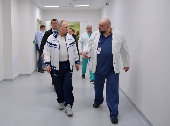 Vladimir Putin pri návšteve modernej moskovskej nemocnice Kommunarka, kde sa liečia pacienti s koronavírusom. Foto – TASR/AP