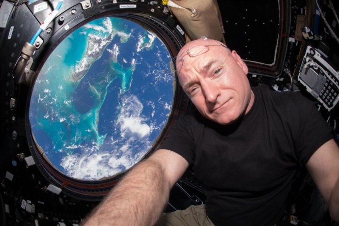 Americký astronaut Scott Kelly pózuje v Cupole, module kozmickej stanice Medzinárodnej vesmírnej stanice (ISS), ktorý poskytuje 180-stupňový výhľad do vesmíru. Foto - TASR/AP