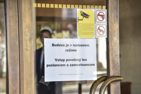 Na snímke oznam na dverách, ktorý hovorí o núdzovom režime budovy Národnej rady Slovenskej republiky 12. marca 2020 v Bratislave. Foto – TASR