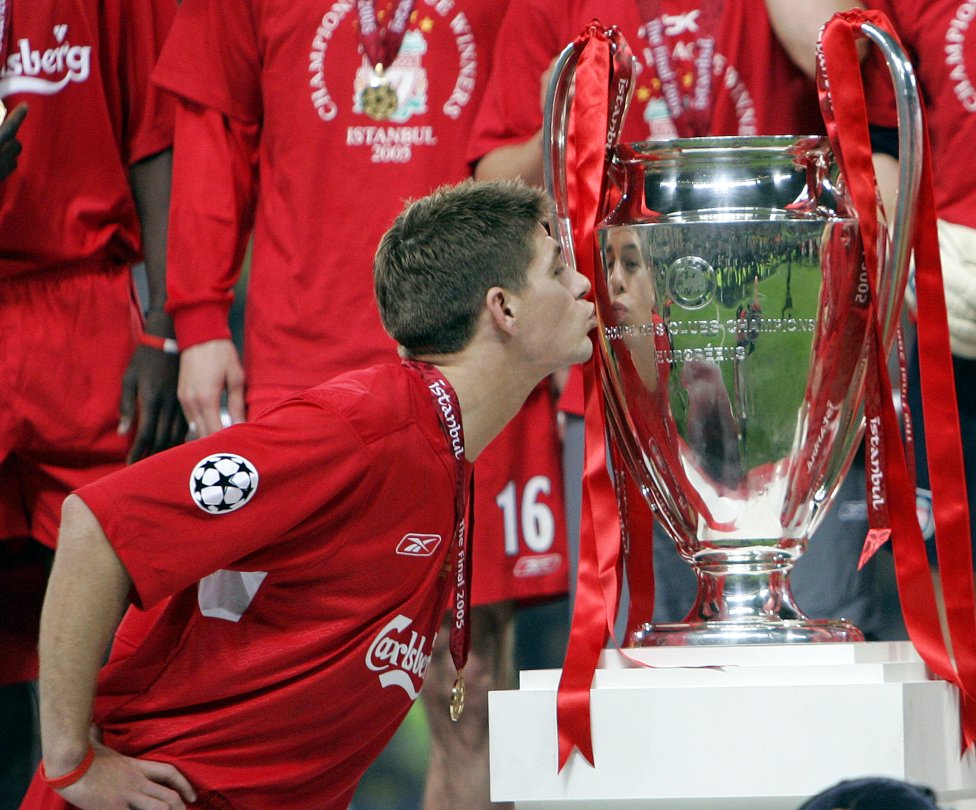 Steven Gerrard bozkáva ušatú trofej. Foto - archív TASR/AP