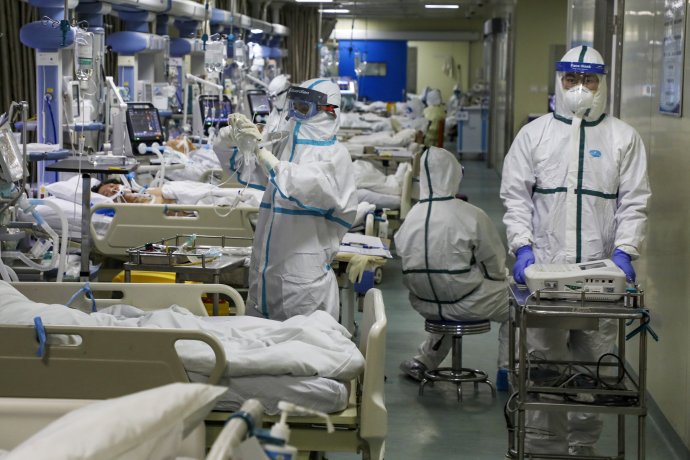Záber z čínskeho Wu-chanu z februára, keď tam museli na pľúcnu ventiláciu napojiť množstvo pacientov. Foto – TASR/AP