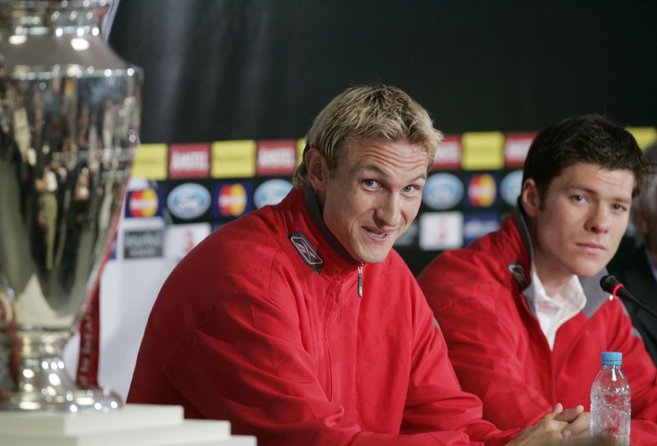 Sami Hyypiä (vľavo) a Xabi Alonso pred zápasom. Foto - archív TASR/AP