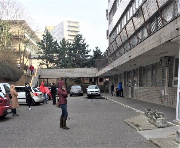 Pacienti s podozrením na koronavírus čakali v pondelok pred oddelením infektológie v Bratislave.