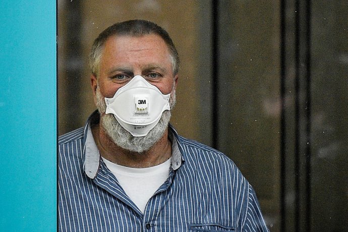 Zdravotník v Nemecku príjma pacienta v maske s pokročilým filtrom. Foto - TASR/AP