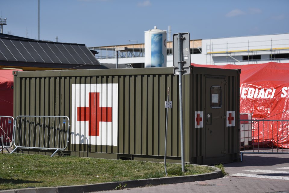 Špeciálna stomatologická ambulancia pre pacientov s ochorením COVID-19 pred vstupom do Fakultnej nemocnice v Trnave. Foto – TASR