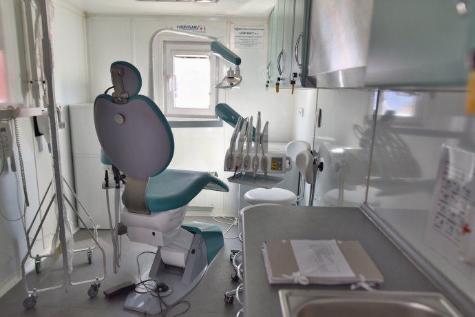 Špeciálna stomatologická ambulancia pre pacientov s ochorením COVID-19 pred vstupom do Fakultnej nemocnice v Trnave. Foto – TASR