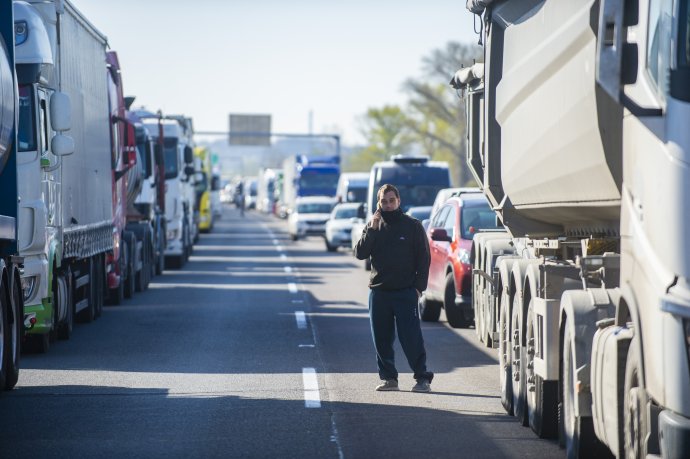 Vláda obmedzila počas sviatkov pohyb po Slovensku. Jedným z dôsledkov sú zápchy na cestách a ďalšie problémy pre firmy. Foto - TASR