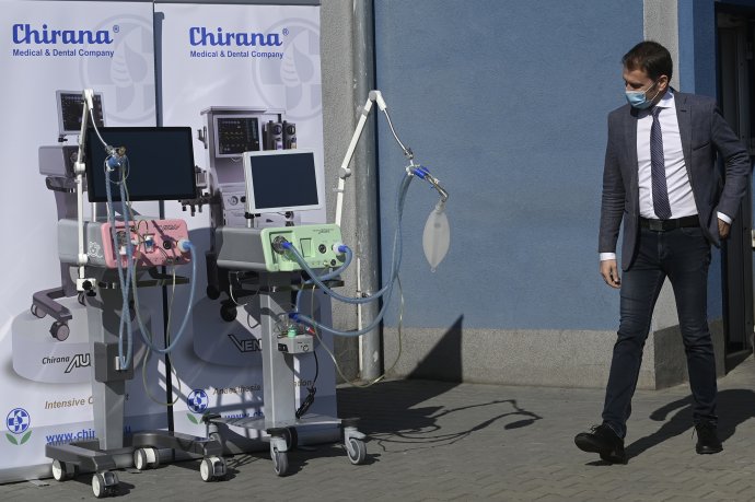 Igor Matovič s pľúcnymi ventilátormi na návšteve Chirany Medical. Foto – TASR