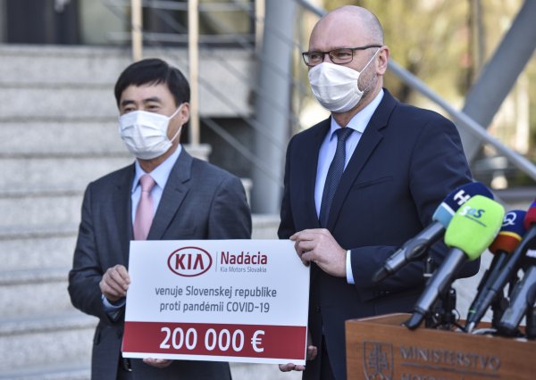 Minister hospodárstva Richard Sulík a prezident Kia Motors Slovakia Kyong-Jae Lee. FOTO TASR