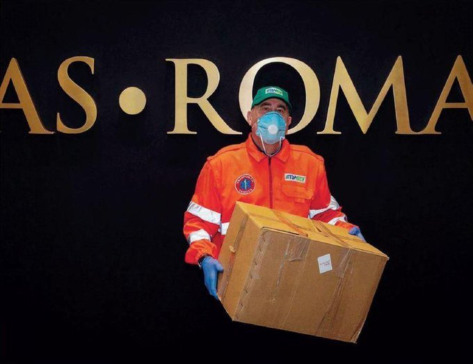 Taliansky klub AS Rím finančne pomohol rímskym nemocniciam a svojim starším fanúšikom rozniesol potravinové balíky. Foto - asroma.com