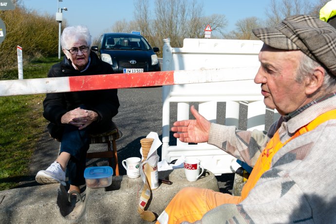 85-ročná Inga Rasmussenová z Dánska a 89-ročný Karsten Tüchsen Hansen z Nemecka sa každý deň stretávajú na nemecko-dánskom hraničnom priechode. Foto – TASR/AP