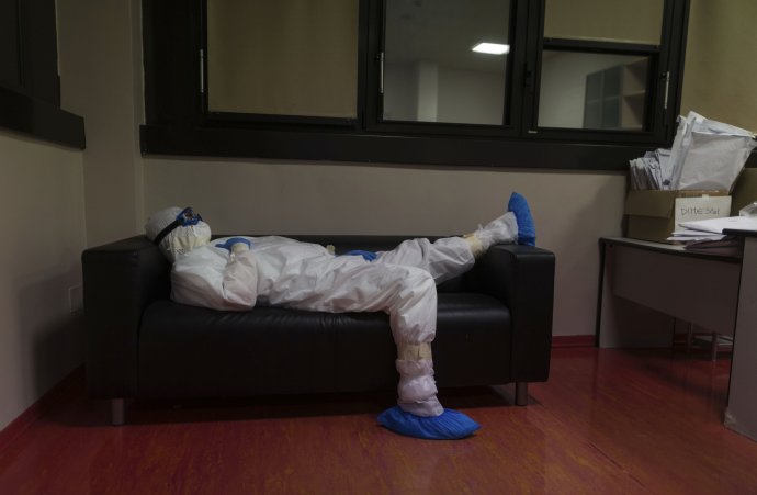 Unavený lekár odpočíva v nemocnici v talianskej Parme. Foto - TASR/AP