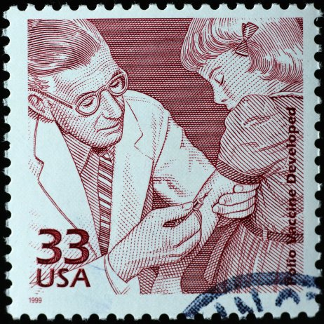 Lekár očkuje dieťa proti detskej obrne, americká poštová známka. Foto – Adobe Stock