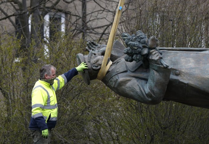 Demontáž sochy maršala Koneva. Foto – TASR/AP