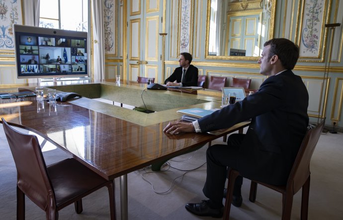 Francúzsky prezident Emmanuel Macron počas videosummitu EÚ. Foto - TASR / AP