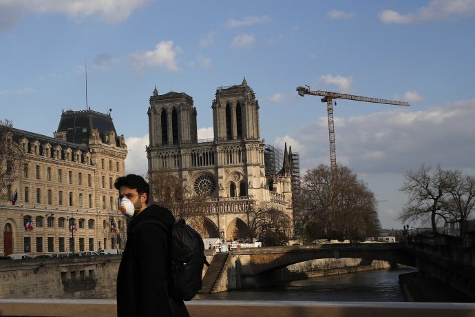 Katedrála Notre-Dame je rok po ničivom požiari zavretá a bez turistov. Foto - tasr/ap