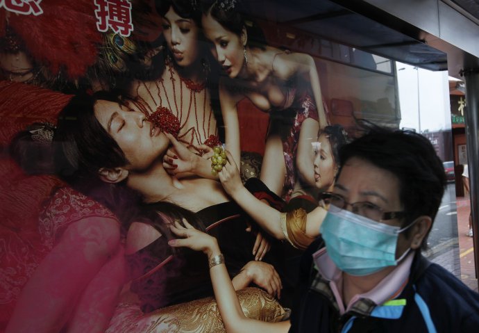 V Hongkongu sa porno pozeralo v rúšku už v roku 2011. Muž kráča okolo bilbordu, ktorý propagoval údajne prvé profesionálne 3D porno. Foto - TASR/AP