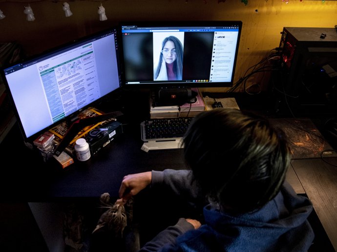 Gymnazista počas online výučby v Maďarsku. Foto - TASR/AP