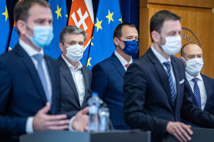 Predstavitelia Matovičovej vlády vlani po rokovaní s bankármi o bankovom odvode. Foto N - Tomáš Benedikovič