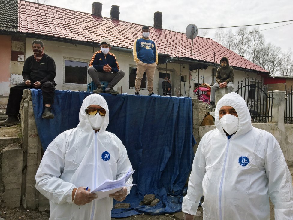 Dvaja terénni pracovníci a obyvatelia uzavretej osady v Krompachoch na jar 2020. Foto N – Andrej Bán