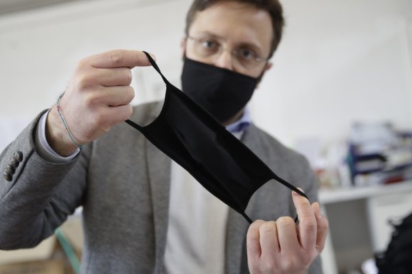 Svet v&nbsp;čase koronavírusu mení názor na rúška. Briti sú stále proti