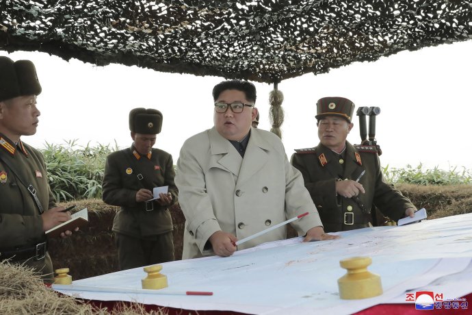 Kim Čong-un počas vojenského cvičenia. Foto - TASR/AP