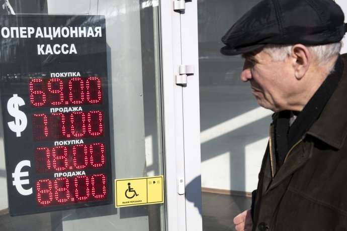 Ruský rubeľ sa v polovici marca po prudkom poklese cien ropy prepadol na štvorročné minimum. Foto - TASR/AP