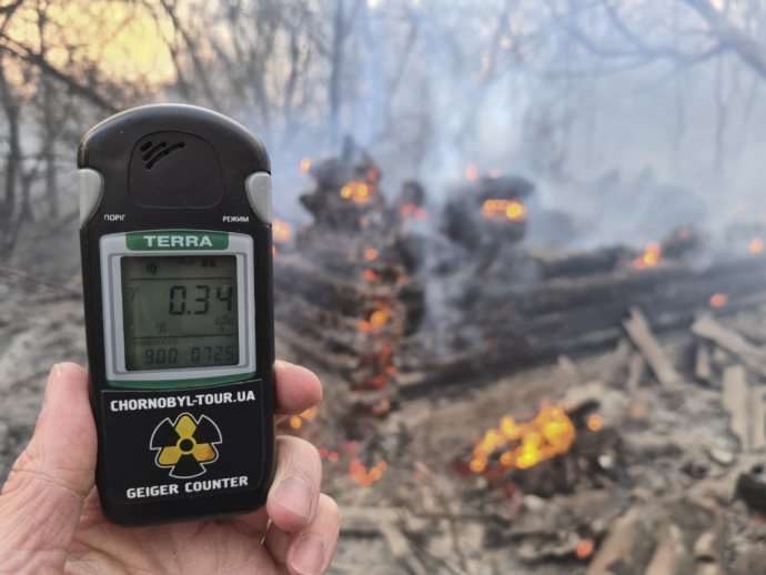 Mierne zvýšená radiácia v horiacom lese v černobyľskej zóne. Foto - TASR/AP