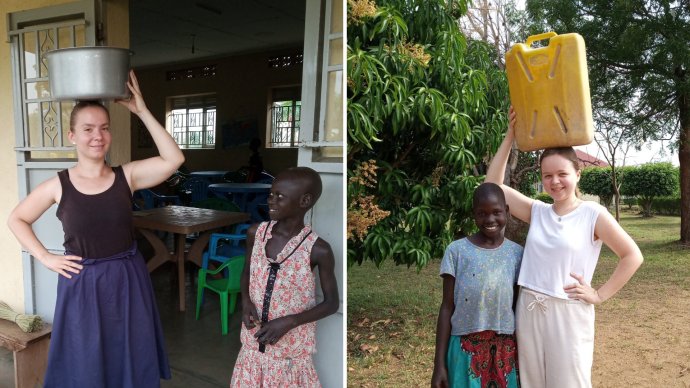 Dobrovoľníčky Veronika Tkáčová (vľavo) a Lenka Balková (vpravo) s deťmi z centra v Ugande. Foto - archív V. T. a L. B.