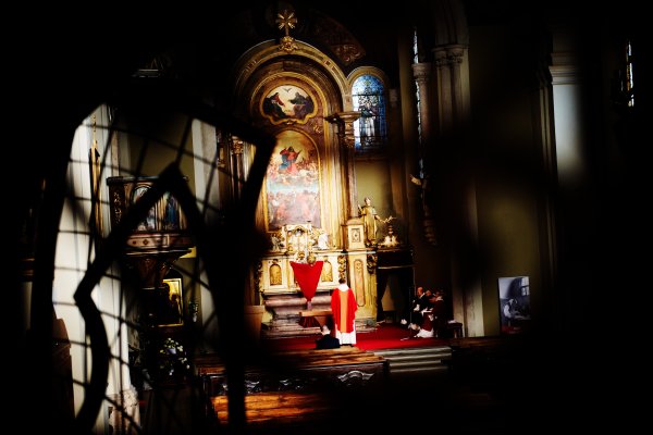 Ako dominikáni v&nbsp;prázdnom kostole v&nbsp;centre Košíc celebrujú počas Veľkej noci (fotogaléria a&nbsp;podcast)