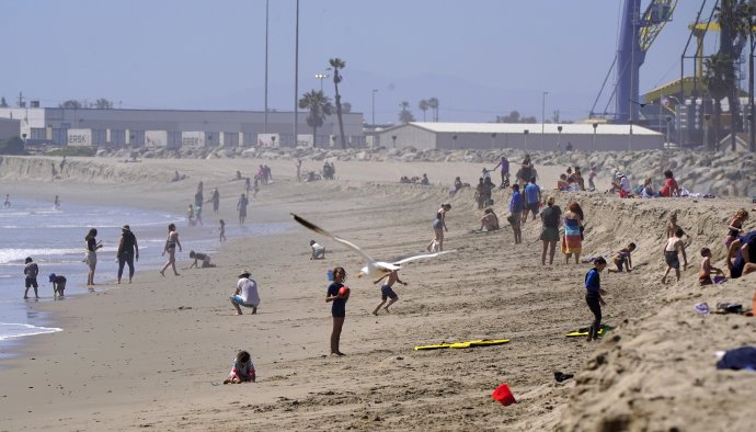 Otvorená pláž v Kalifornii vo štvrtok. Foto - TASR/AP